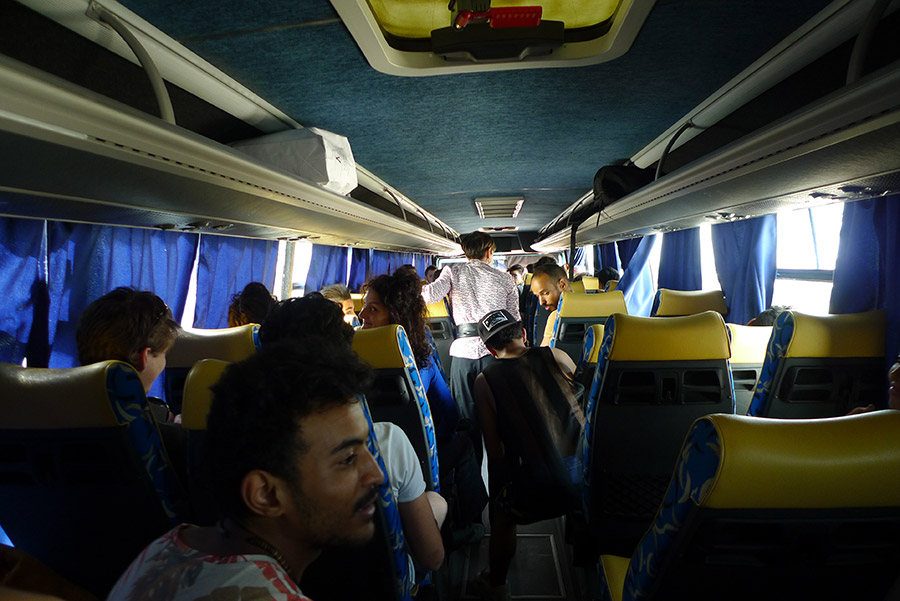 Le car, premier lieu de rencontre pour notre groupe!