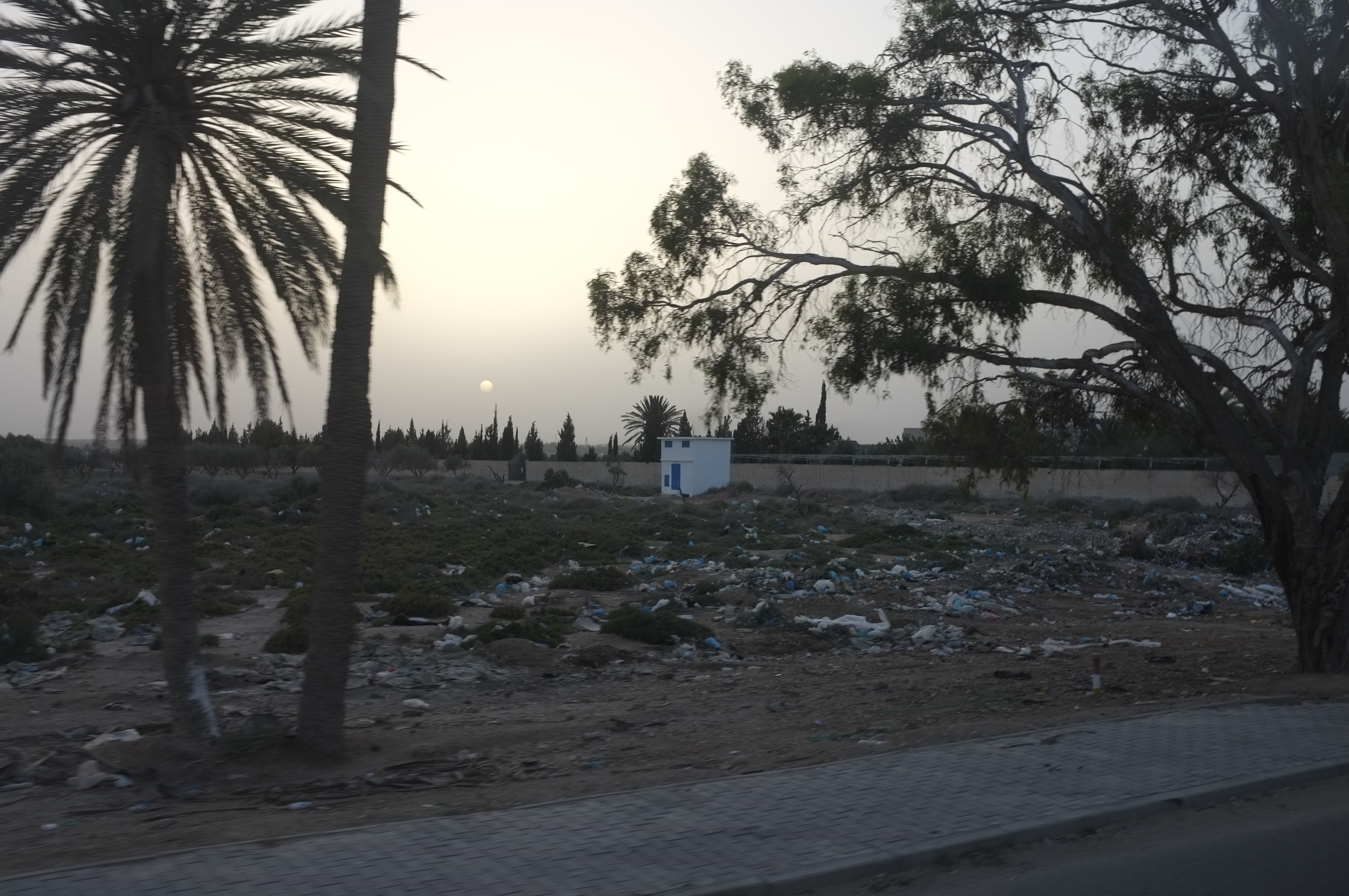 Au retour de Zrawa, coucher de soleil sur les paysages désertiques.
